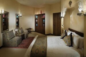 Affordable Arabian Nights: Cheap Accommodations with Traditional Charm 🕌💰🌙✨