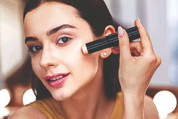Dubai makeup experts, natural beauty tips, enhancing natural features, flawless makeup application, Middle Eastern beauty secrets, skincare preparation, lightweight foundation, illuminating makeup, natural eye makeup, soft and natural lips, eyebrow grooming tips, setting spray for long-lasting makeup.